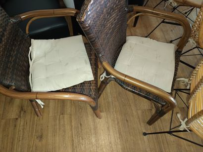 24 siéges beige et 4 fauteuils marron ro...