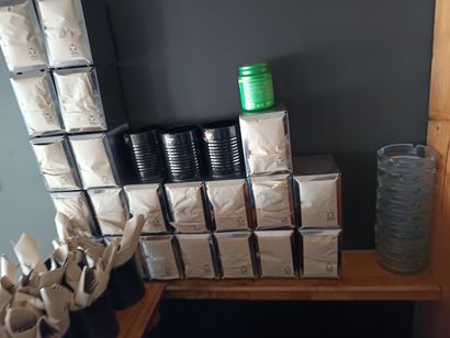 Lot composé :
Verres,
distributeur de serviettes
couteaux...