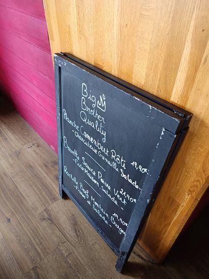 Lot composé :
Verres,
distributeur de serviettes
couteaux...