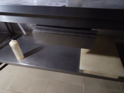 Desserte à deux plateaux et un tiroir