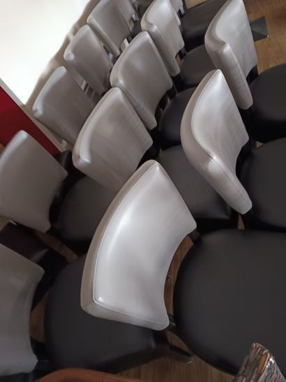 18 chaises simili cuir gris et noir