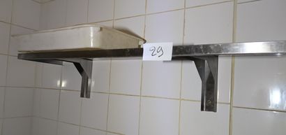 Lot d'étageres en inox avec les articles...