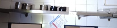 Lot d'étageres en inox avec les articles...