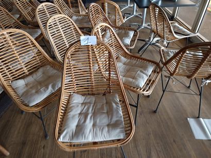 24 siéges beige et 4 fauteuils marron ro...
