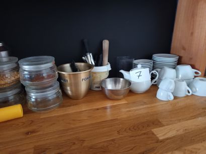 Lot composé :
Verres,
distributeur de serviettes
couteaux...
