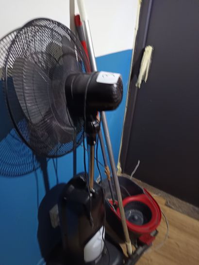 Ventilateur
Seau
Balais