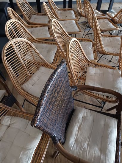 24 siéges beige et 4 fauteuils marron ro...