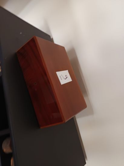 Deux meubles noirs en compréssés et une boite...