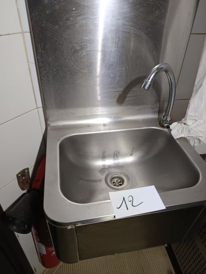 Lave main commande genou