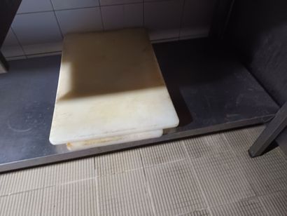 Desserte à deux plateaux et un tiroir