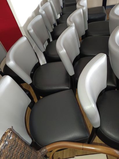18 chaises simili cuir gris et noir