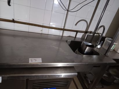 Table-plonge inox avec une étagere super...