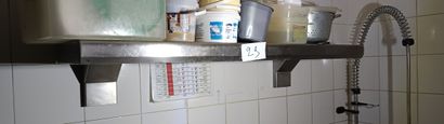 Lot d'étageres en inox avec les articles...