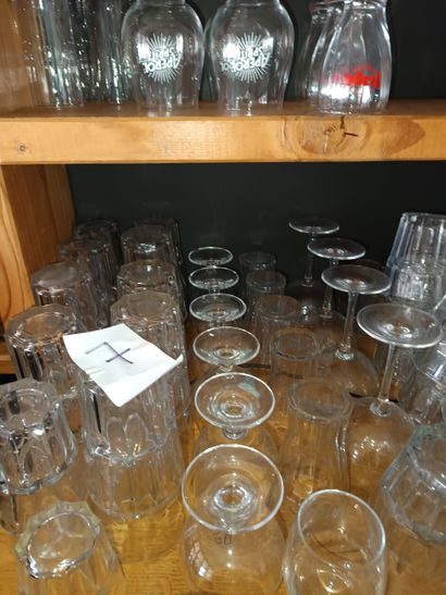 Lot composé :
Verres,
distributeur de serviettes
couteaux...
