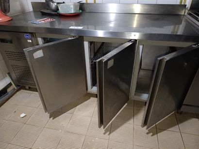 Table réfrigérée 3 portes avec dosseret ...