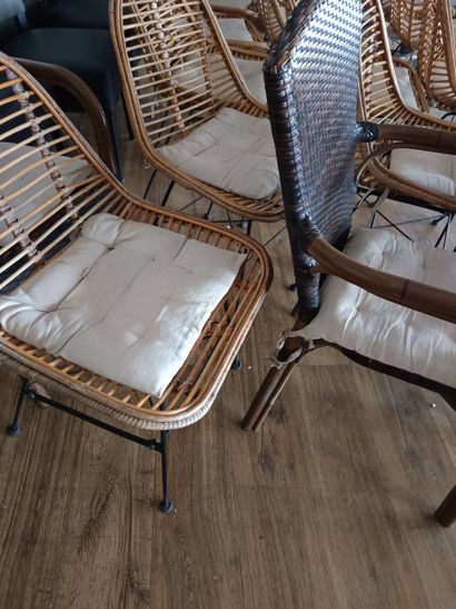 24 siéges beige et 4 fauteuils marron ro...