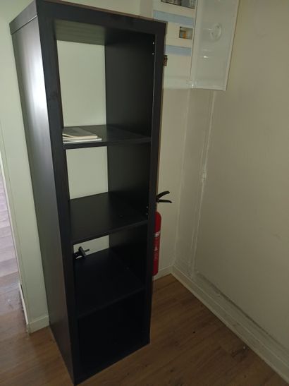 Deux meubles noirs en compréssés et une boite...