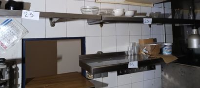 Lot d'étageres en inox avec les articles...