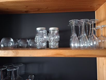 Lot composé :
Verres,
distributeur de serviettes
couteaux...