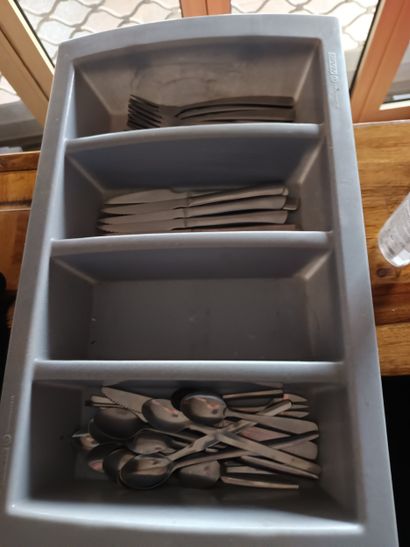 Lot composé :
Verres,
distributeur de serviettes
couteaux...