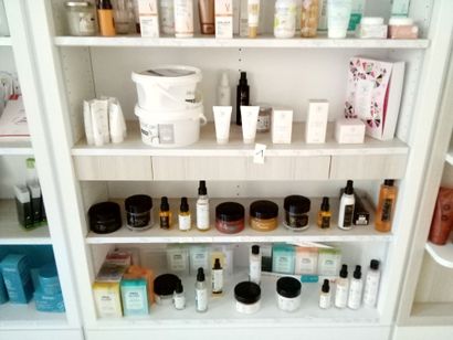 Stock de produits de beauté dont vernis à...