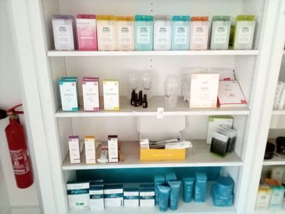 Stock de produits de beauté dont vernis à...