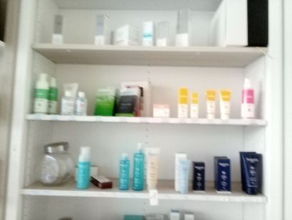 Stock de produits de beauté dont vernis à...