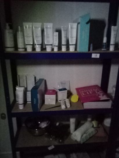 Etagères et Stock de produits de beauté comprenant,...