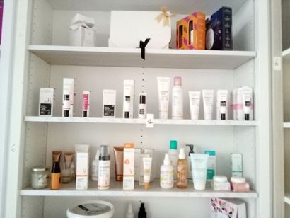 Stock de produits de beauté dont vernis à...