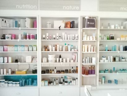 Stock de produits de beauté dont vernis à...