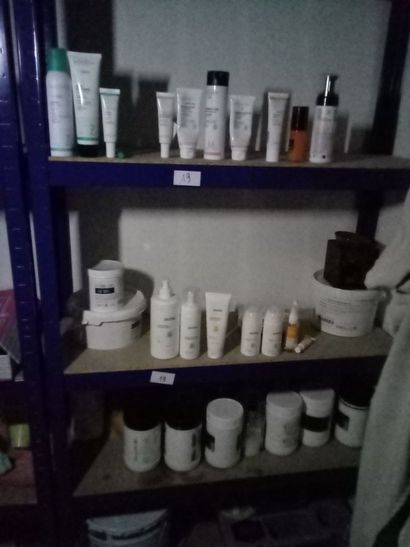 Etagères et Stock de produits de beauté comprenant,...