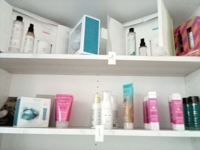 Stock de produits de beauté dont vernis à...