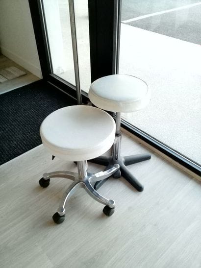 Deux sièges tripodes dont un à roulettes...