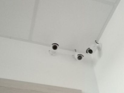 Ecran plat LG et 4 caméras de surveillan...