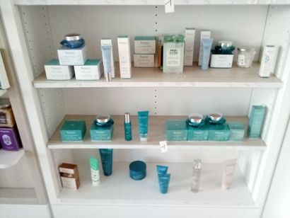 Stock de produits de beauté dont vernis à...