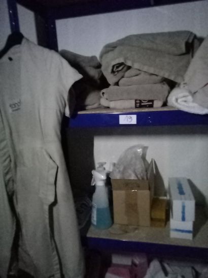 Etagères et Stock de produits de beauté comprenant,...