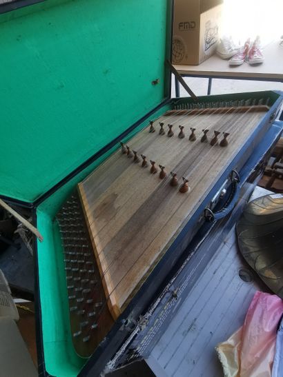 un cimbalom dans son étui