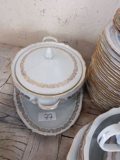 partie de service en porcelaine de Sologne...