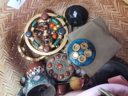 Deux corbeilles de petits bibelots et bijoux...