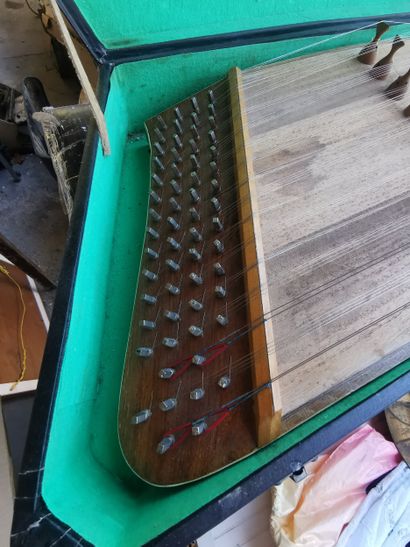 un cimbalom dans son étui