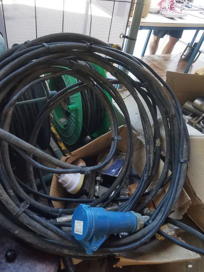 lot d'outillages, un enrouleur électrique...