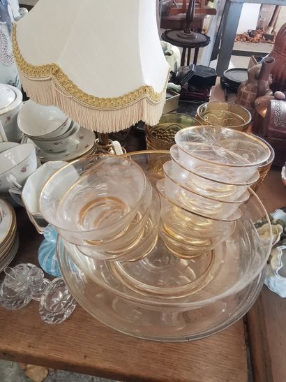Intégralité du dessus de table comprenant:...