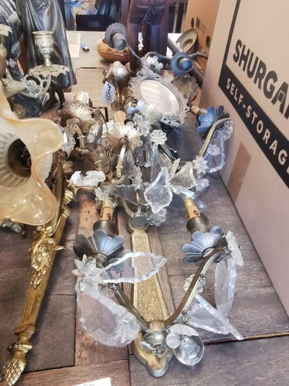 lot de 4 chandeliers en laiton , un lot d'appliques...