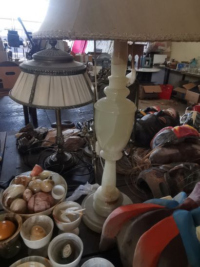 Lot d'objets décoratifs en albâtre on y joint...