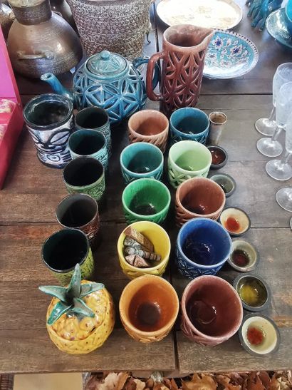 Ensemble tasses, verseuse, broc en terre...