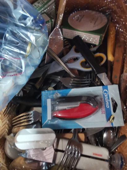 4 cartons et 1 corbeille de fond de mais...