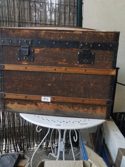 Malle en bois et toile (accidents), 1 table...