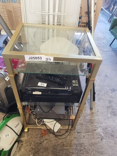 une console à roulette en alu doré et verre...
