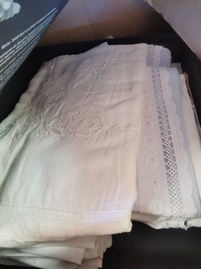 un carton comprenant 2 boutis anciens , gants,...