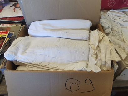 deux cartons de linge ancien brodé , un carton...